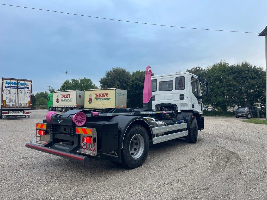IVECO EUROCARGO 180K32 SCARRABILE NUOVO - Hákový nosič kontejnerů: obrázek 4 IVECO EUROCARGO 180K32 SCARRABILE NUOVO - Hákový nosič kontejnerů: obrázek 4