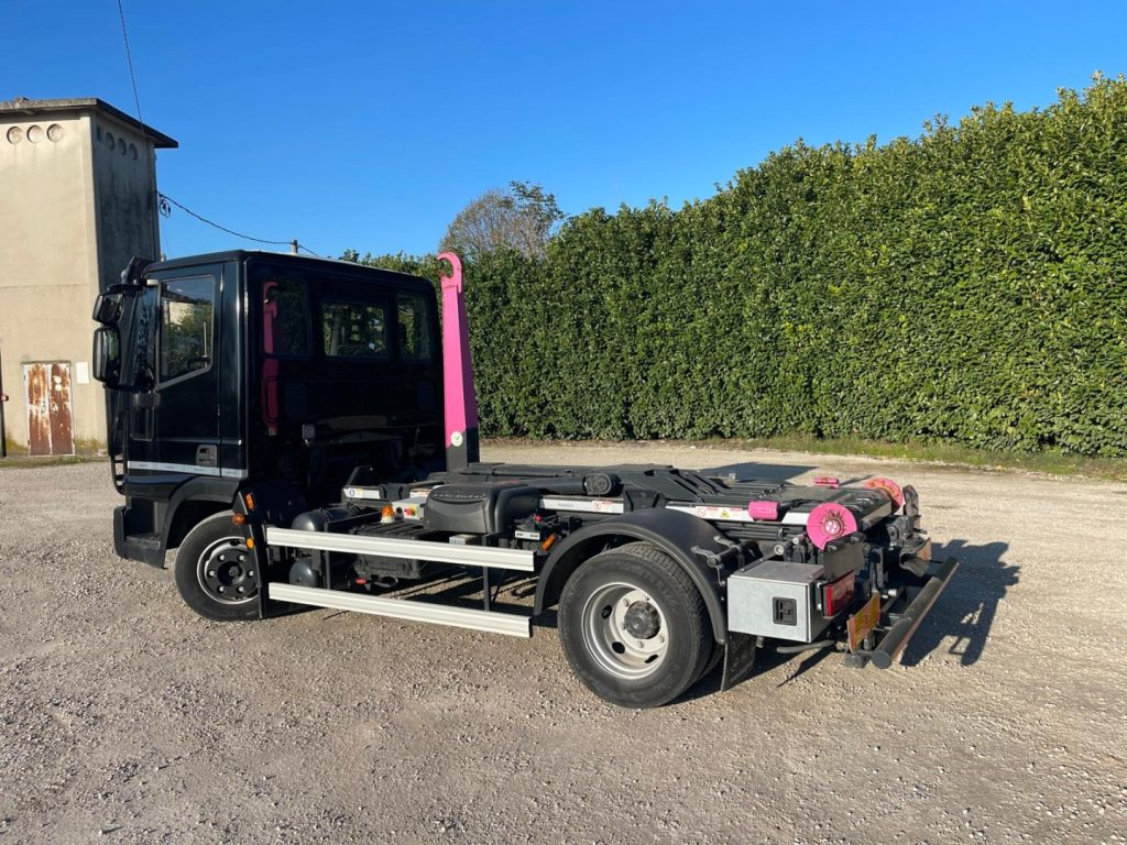 IVECO EUROCARGO 75E18 CON SCARRABILE NUOVO - Hákový nosič kontejnerů: obrázek 4 IVECO EUROCARGO 75E18 CON SCARRABILE NUOVO - Hákový nosič kontejnerů: obrázek 4