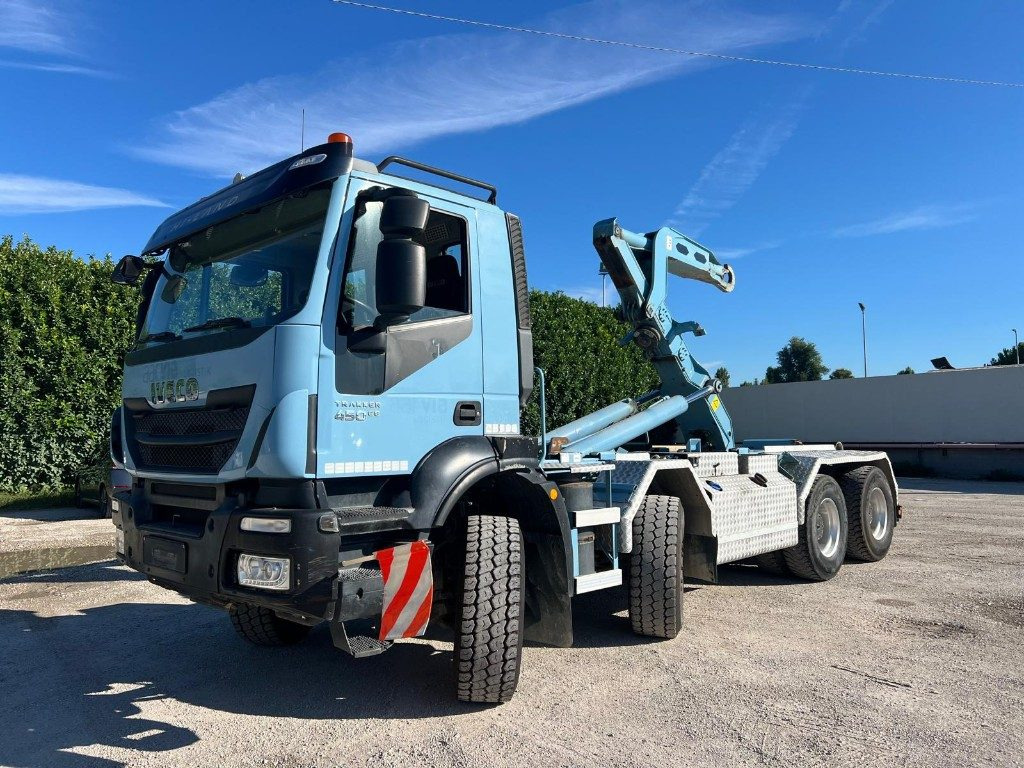 IVECO TRAKKER 450 SCARRABILE - Hákový nosič kontejnerů: obrázek 1 IVECO TRAKKER 450 SCARRABILE - Hákový nosič kontejnerů: obrázek 1
