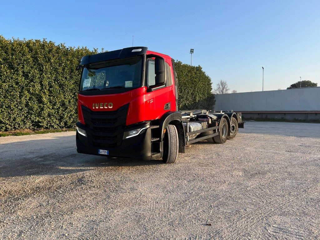 IVECO X-WAY AD260 NUOVO TARGATO SCARRABILE - Hákový nosič kontejnerů: obrázek 1 IVECO X-WAY AD260 NUOVO TARGATO SCARRABILE - Hákový nosič kontejnerů: obrázek 1
