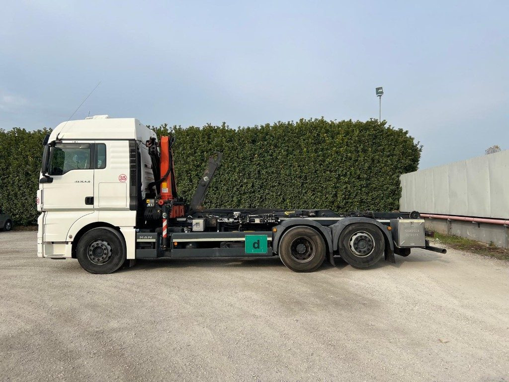 MAN TGX 26.480 SCARRABILE CON GRU DIETRO CABINA - Hákový nosič kontejnerů: obrázek 3 MAN TGX 26.480 SCARRABILE CON GRU DIETRO CABINA - Hákový nosič kontejnerů: obrázek 3