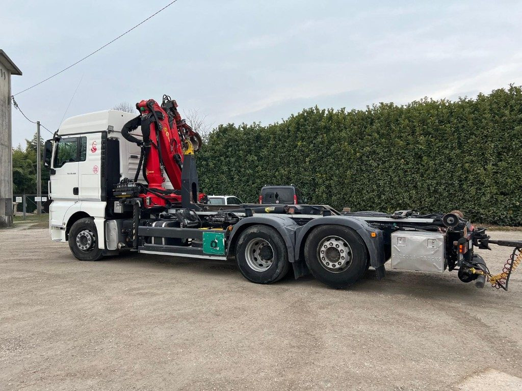 MAN TGX 26.480 SCARRABILE CON GRU - Hákový nosič kontejnerů, Auto s hydraulickou rukou: obrázek 4 MAN TGX 26.480 SCARRABILE CON GRU - Hákový nosič kontejnerů, Auto s hydraulickou rukou: obrázek 4