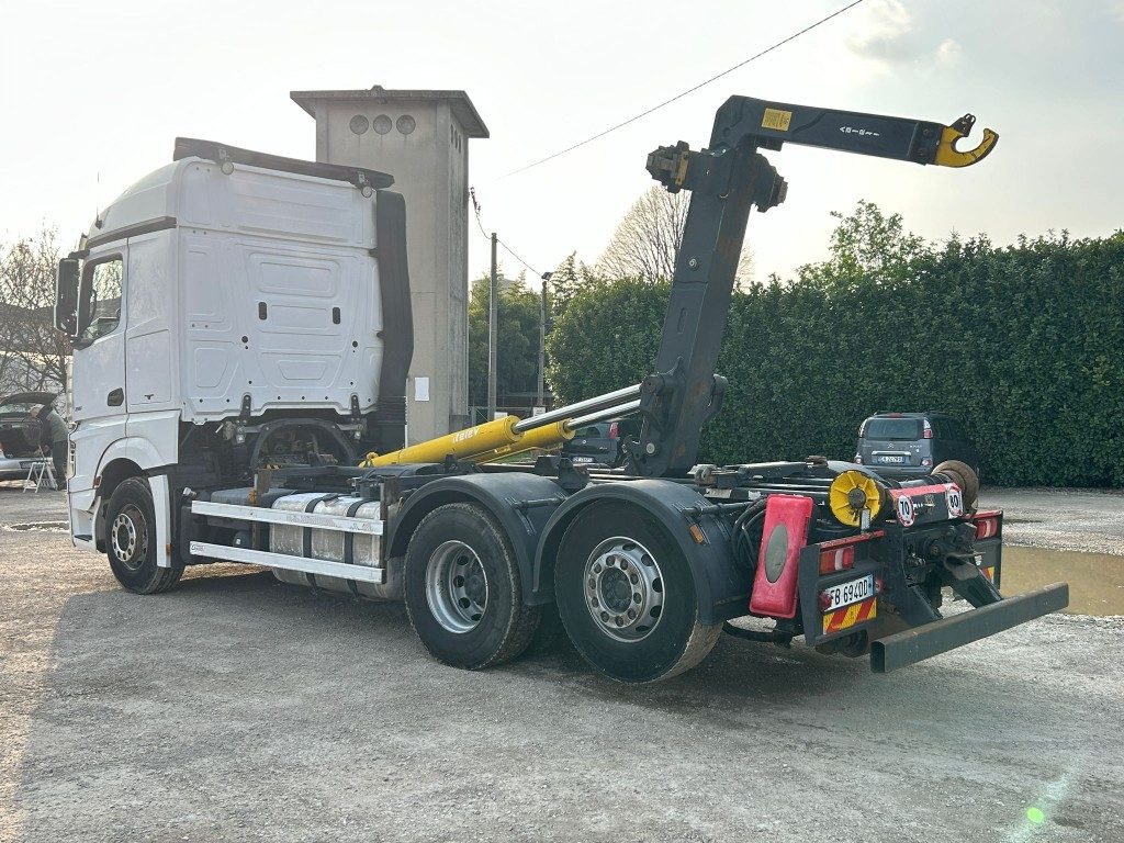 MERCEDES ACTROS 25.51 SCARRABILE - Hákový nosič kontejnerů: obrázek 4 MERCEDES ACTROS 25.51 SCARRABILE - Hákový nosič kontejnerů: obrázek 4