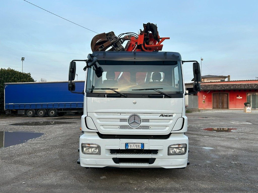 MERCEDES-BENZ MERCEDES AXOR 2533 SCARRABILE CON GRU E POLIPO - Hákový nosič kontejnerů: obrázek 1 MERCEDES-BENZ MERCEDES AXOR 2533 SCARRABILE CON GRU E POLIPO - Hákový nosič kontejnerů: obrázek 1