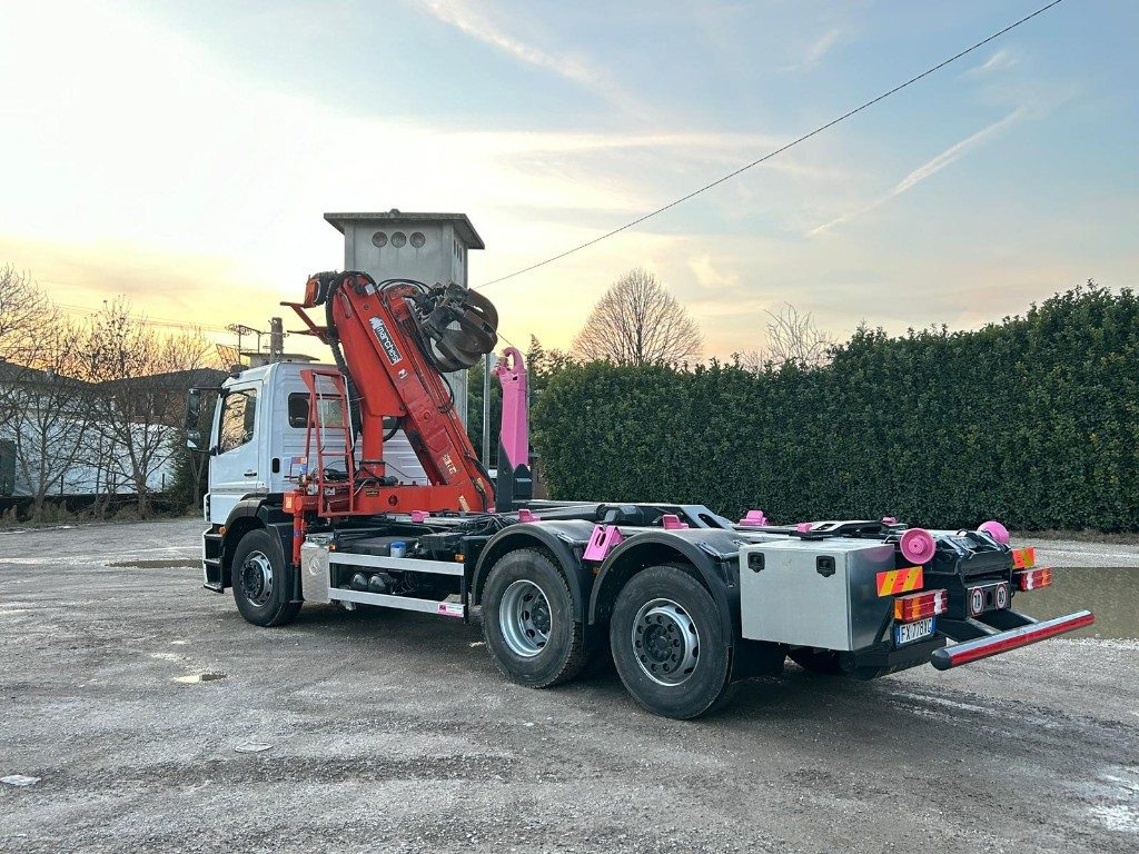 MERCEDES-BENZ MERCEDES AXOR 2533 SCARRABILE CON GRU E POLIPO - Hákový nosič kontejnerů: obrázek 3 MERCEDES-BENZ MERCEDES AXOR 2533 SCARRABILE CON GRU E POLIPO - Hákový nosič kontejnerů: obrázek 3