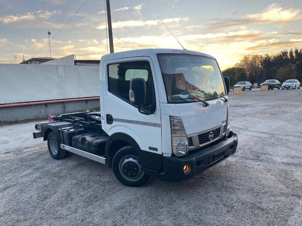 NISSAN NT400 SCARRABILE PATENTE B - Hákový nosič kontejnerů: obrázek 3 NISSAN NT400 SCARRABILE PATENTE B - Hákový nosič kontejnerů: obrázek 3