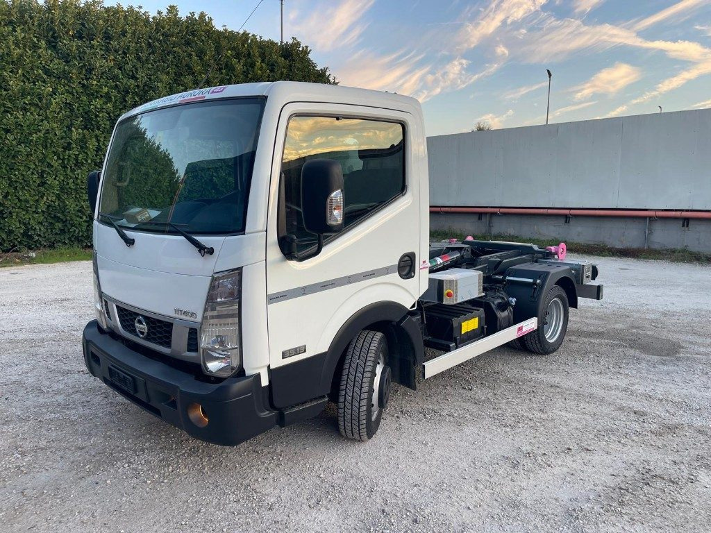 NISSAN NT400 SCARRABILE PATENTE B - Hákový nosič kontejnerů: obrázek 1 NISSAN NT400 SCARRABILE PATENTE B - Hákový nosič kontejnerů: obrázek 1