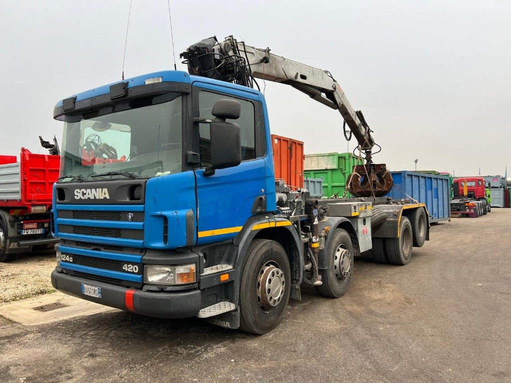 SCANIA 124GB 420 SCARRABILE CON GRU - Hákový nosič kontejnerů: obrázek 1 SCANIA 124GB 420 SCARRABILE CON GRU - Hákový nosič kontejnerů: obrázek 1