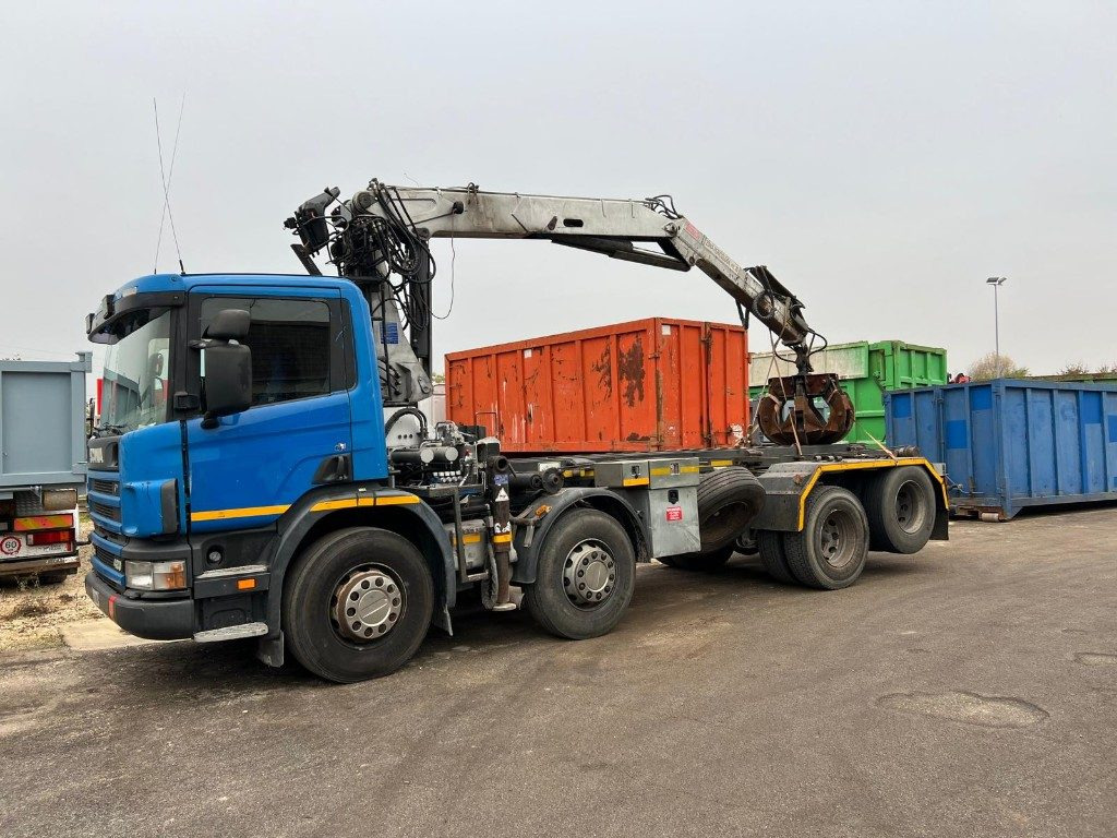 SCANIA 124GB 420 SCARRABILE CON GRU - Hákový nosič kontejnerů: obrázek 2 SCANIA 124GB 420 SCARRABILE CON GRU - Hákový nosič kontejnerů: obrázek 2
