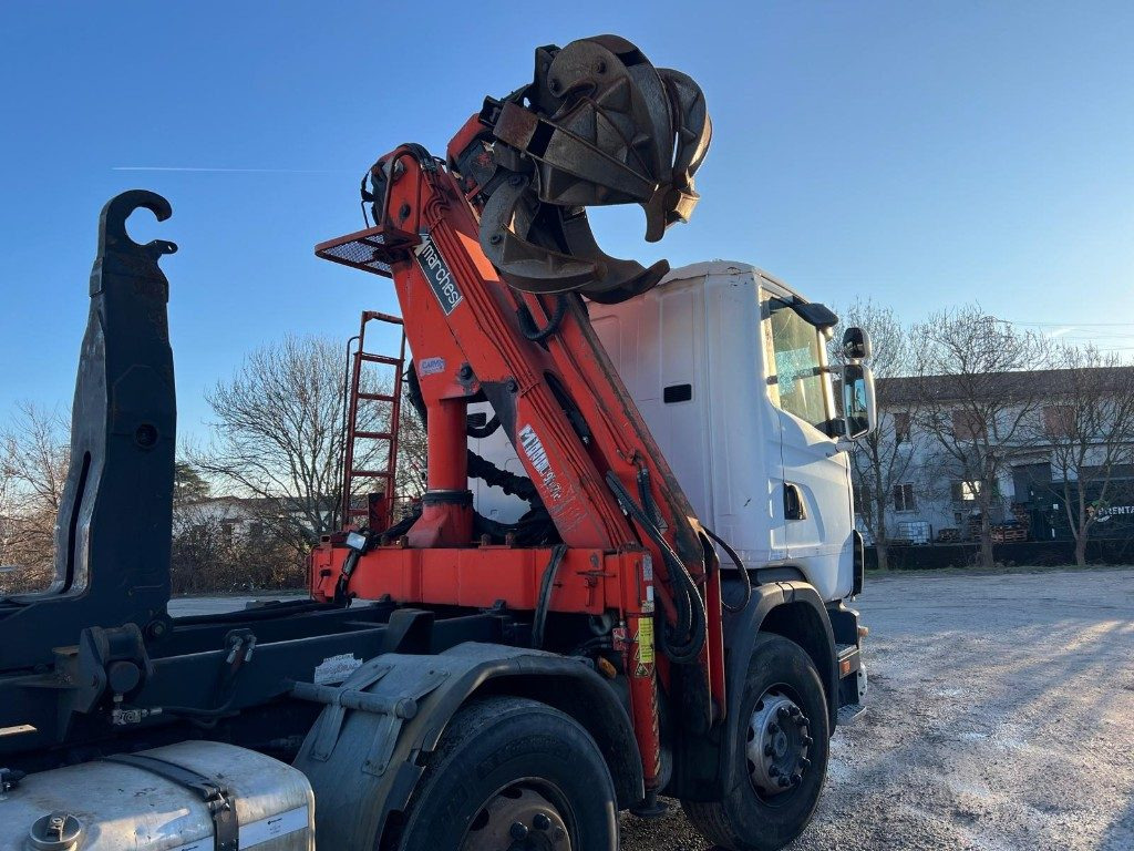 SCANIA CV R124 SCARRABILE CON GRU E POLIPO - Hákový nosič kontejnerů: obrázek 5 SCANIA CV R124 SCARRABILE CON GRU E POLIPO - Hákový nosič kontejnerů: obrázek 5