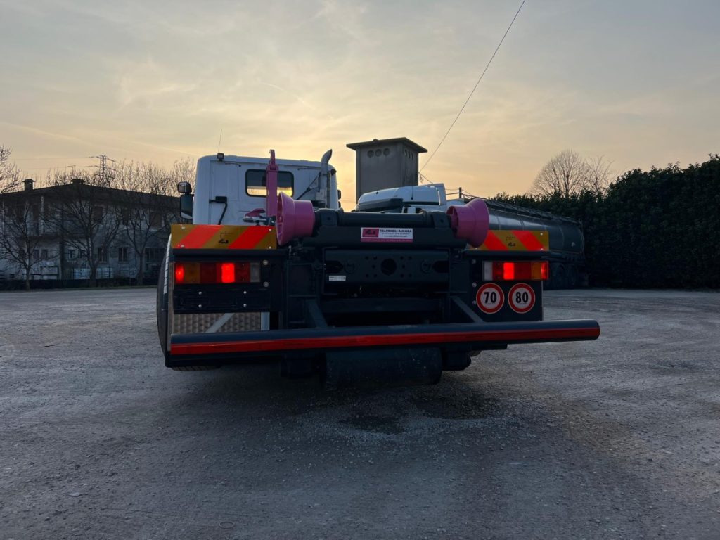 SCANIA P410 SCARRABILE CON RIDUTTORE AI MOZZI - Hákový nosič kontejnerů: obrázek 5 SCANIA P410 SCARRABILE CON RIDUTTORE AI MOZZI - Hákový nosič kontejnerů: obrázek 5