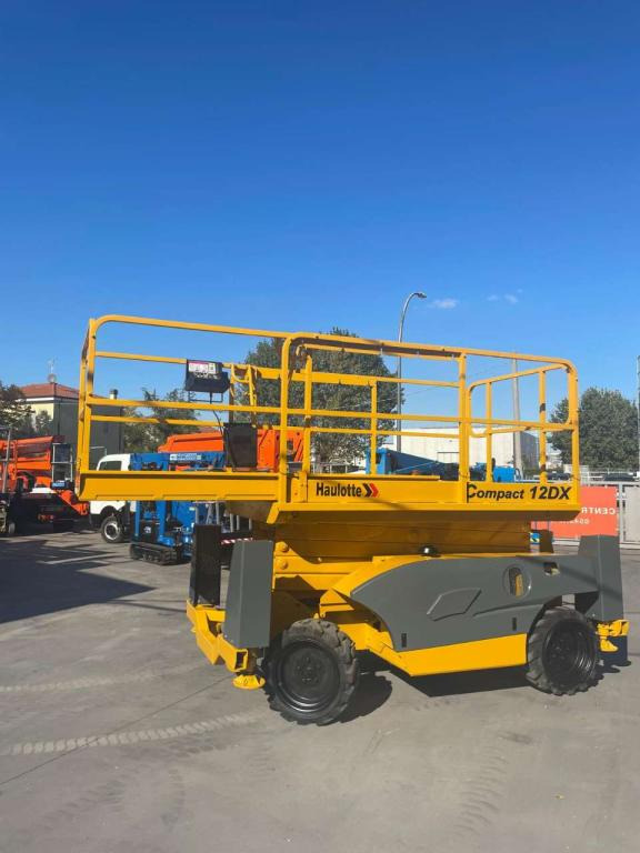 Haulotte COMPACT 12DX - Nůžková plošina: obrázek 1 Haulotte COMPACT 12DX - Nůžková plošina: obrázek 1