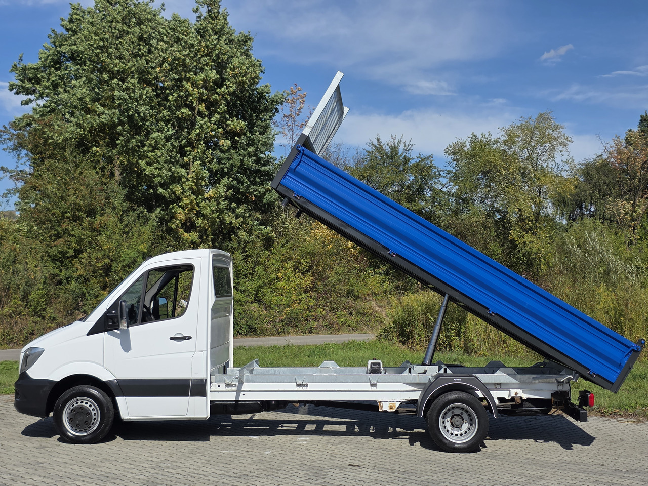 MERCEDES-BENZ Sprinter 419 CDI Wywrotka 4.50 M ! Kiper 3-Stronny ! Klima ! 3.0 CDI * 190 Km ! - Dodávka sklápěč: obrázek 4 MERCEDES-BENZ Sprinter 419 CDI Wywrotka 4.50 M ! Kiper 3-Stronny ! Klima ! 3.0 CDI * 190 Km ! - Dodávka sklápěč: obrázek 4