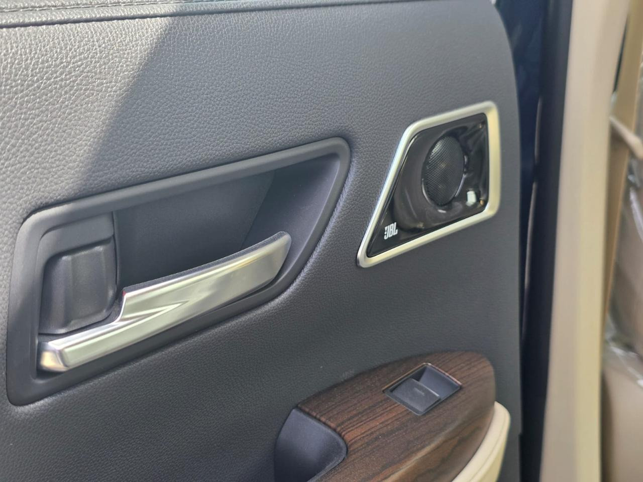 Land Cruiser GXR 3.5L Twin Turbo - Osobní auto: obrázek 3 Land Cruiser GXR 3.5L Twin Turbo - Osobní auto: obrázek 3