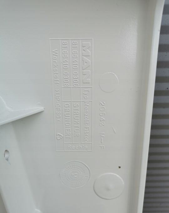 BANAN MASKOWNICA BŁOTNIKA MAN TGX RH RAL 9010 - Křídlo pro Nákladní auto: obrázek 3 BANAN MASKOWNICA BŁOTNIKA MAN TGX RH RAL 9010 - Křídlo pro Nákladní auto: obrázek 3