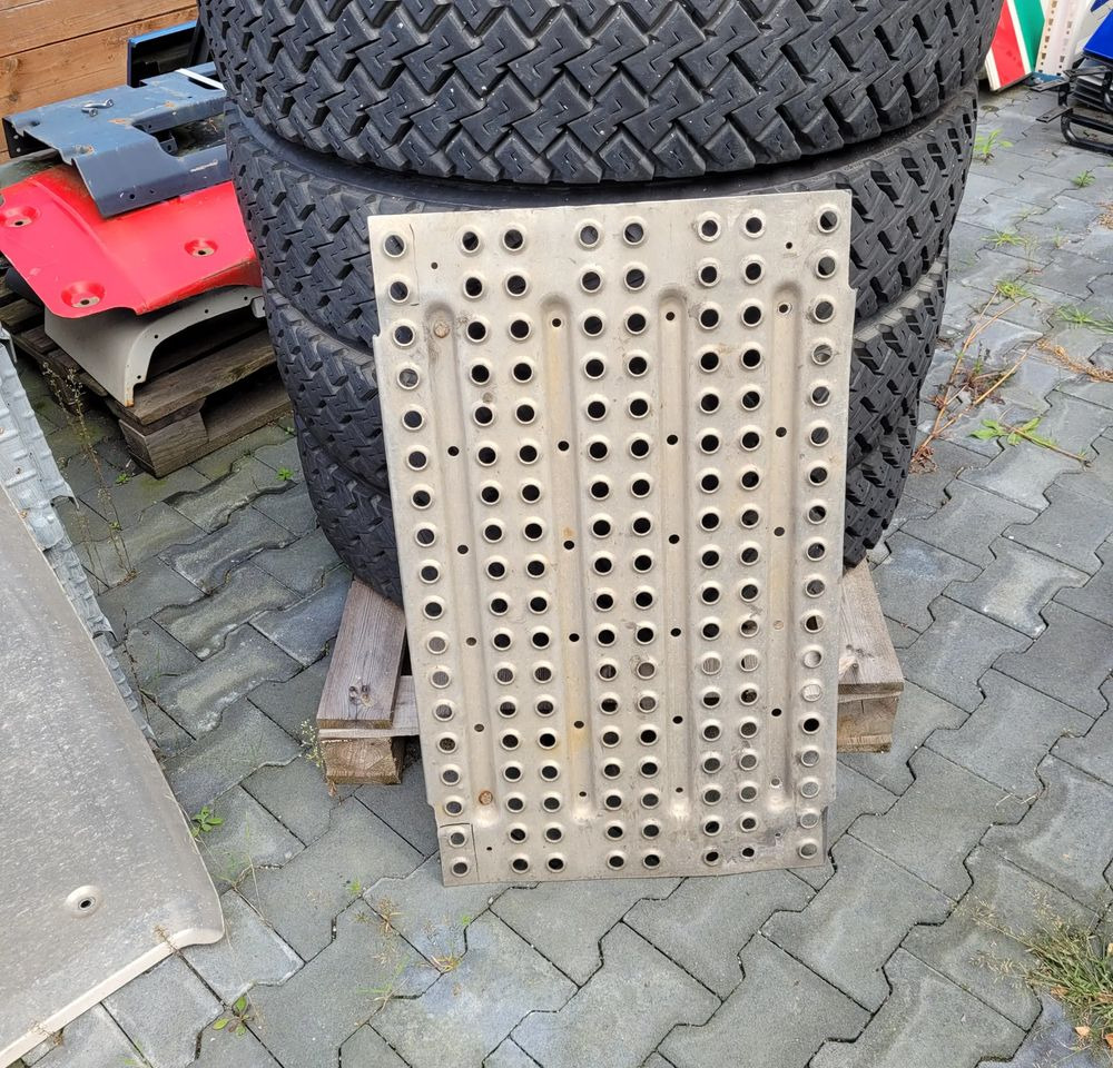 PODEST NA RAME VOLVO FH13 FH12 - Karoserie a exteriér pro Nákladní auto: obrázek 1 PODEST NA RAME VOLVO FH13 FH12 - Karoserie a exteriér pro Nákladní auto: obrázek 1