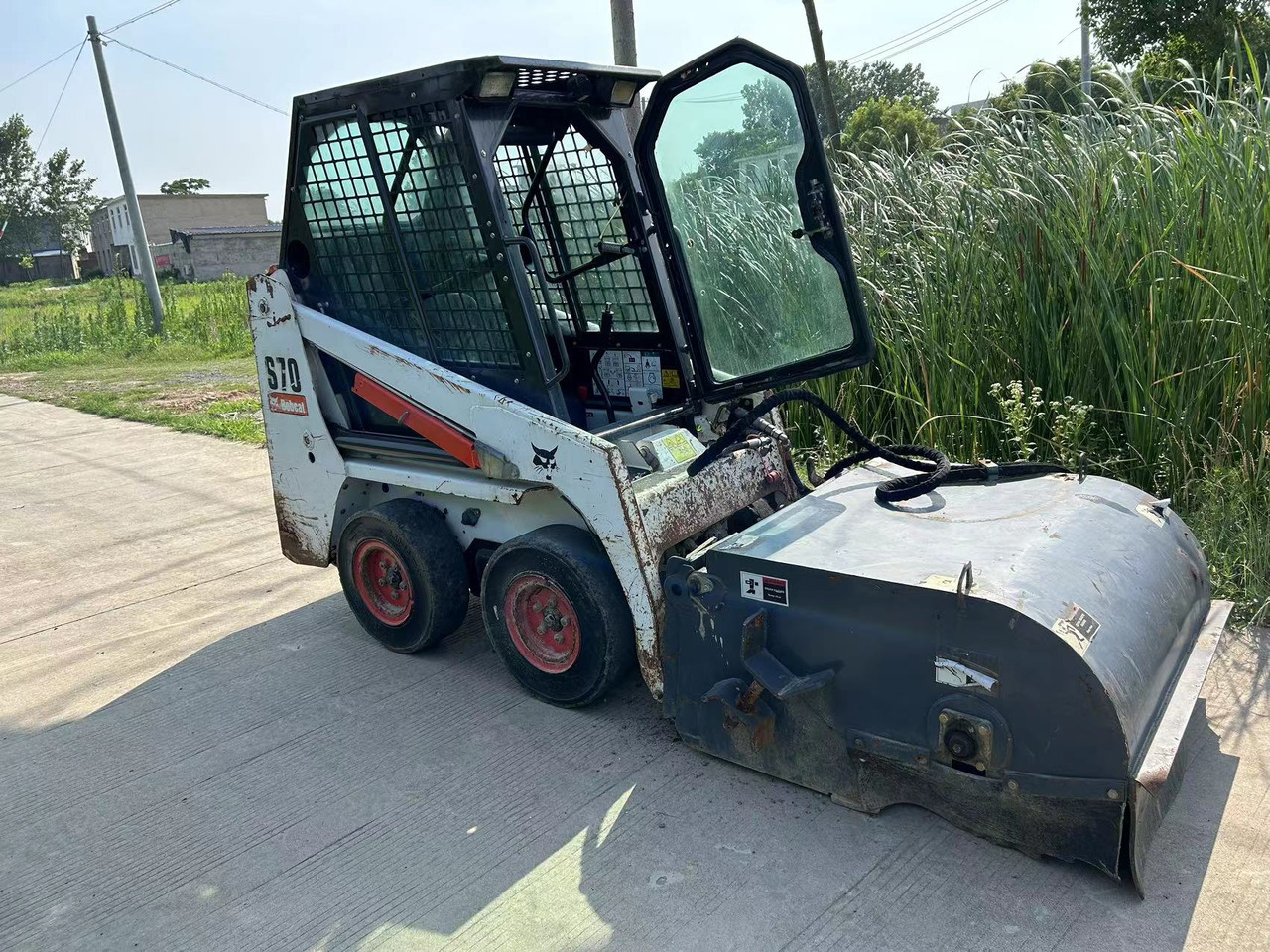 BOBCAT S70 Sliding Sweeper Click for Discount - Smykový nakladač: obrázek 3 BOBCAT S70 Sliding Sweeper Click for Discount - Smykový nakladač: obrázek 3