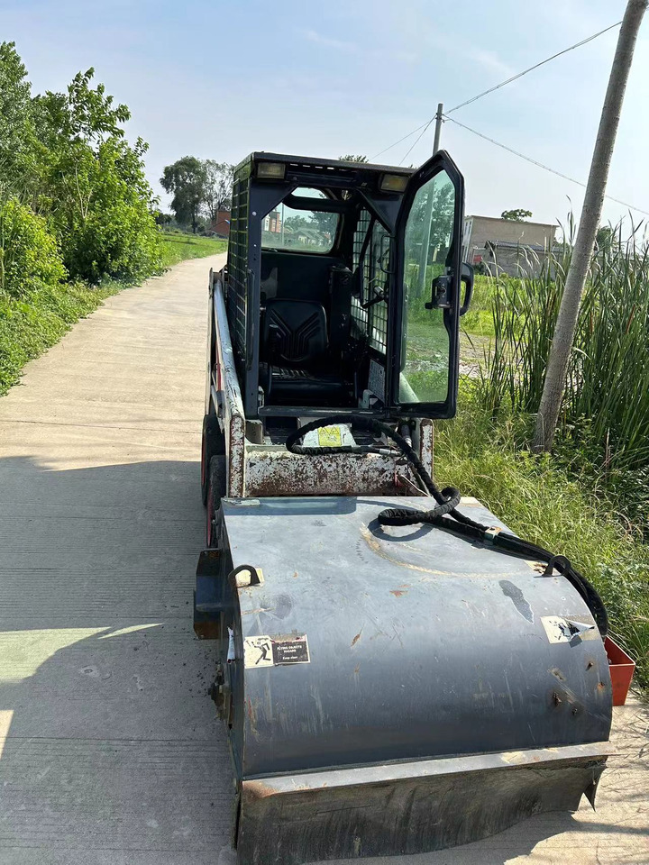 BOBCAT S70 Sliding Sweeper Click for Discount - Smykový nakladač: obrázek 1 BOBCAT S70 Sliding Sweeper Click for Discount - Smykový nakladač: obrázek 1