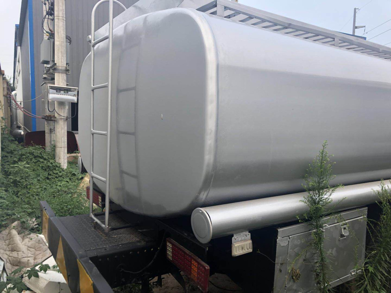 DONGFENG fuel tanker CLICK HERE FOR DISCOUNT - Cisternové vozidlo: obrázek 4 DONGFENG fuel tanker CLICK HERE FOR DISCOUNT - Cisternové vozidlo: obrázek 4