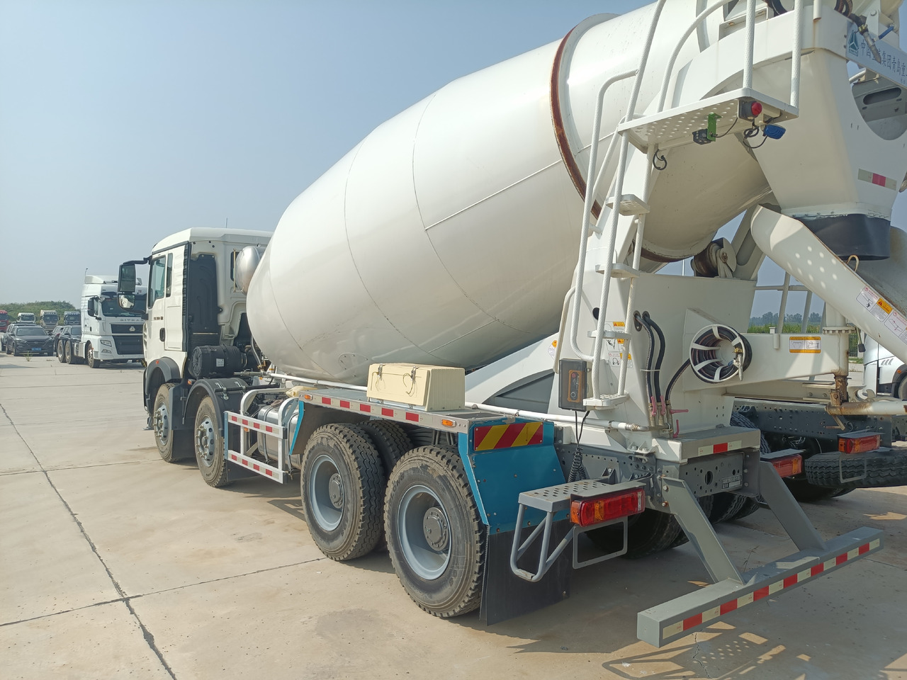 HOWO TX350 Cement Mixer Truck - Autodomíchávač: obrázek 4 HOWO TX350 Cement Mixer Truck - Autodomíchávač: obrázek 4