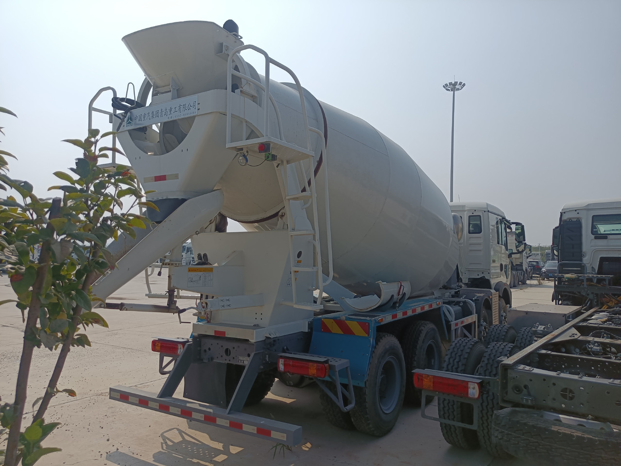HOWO TX350 Cement Mixer Truck - Autodomíchávač: obrázek 5 HOWO TX350 Cement Mixer Truck - Autodomíchávač: obrázek 5