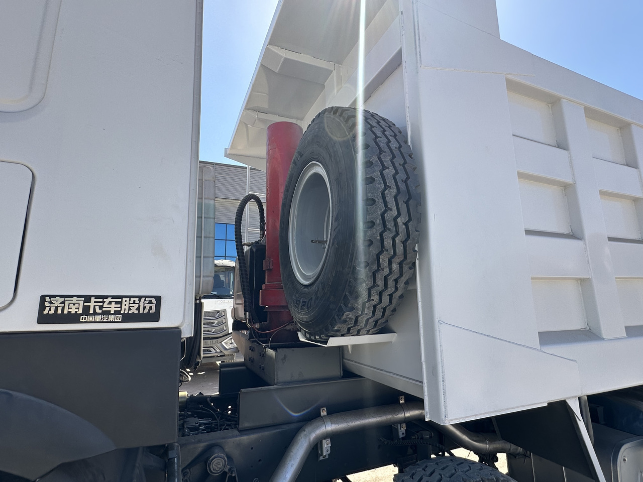 SINOTRUK HOWO 400 8X4 - Sklápěč: obrázek 4 SINOTRUK HOWO 400 8X4 - Sklápěč: obrázek 4