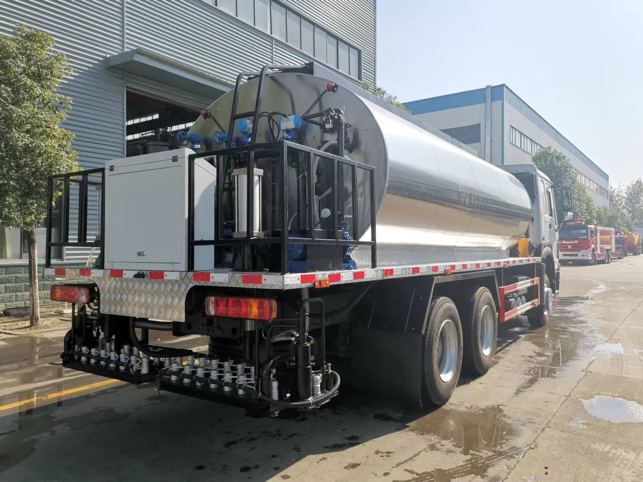 SINOTRUK HOWO CLICK HERE FOR DISCOUNT - Rozstřikovač živic: obrázek 5 SINOTRUK HOWO CLICK HERE FOR DISCOUNT - Rozstřikovač živic: obrázek 5