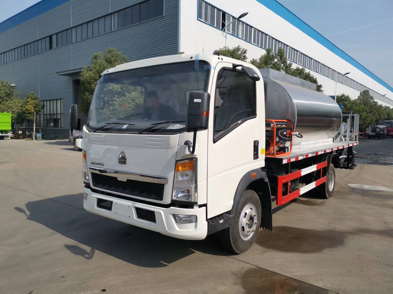 SINOTRUK HOWO CLICK HERE FOR DISCOUNT - Rozstřikovač živic: obrázek 2 SINOTRUK HOWO CLICK HERE FOR DISCOUNT - Rozstřikovač živic: obrázek 2