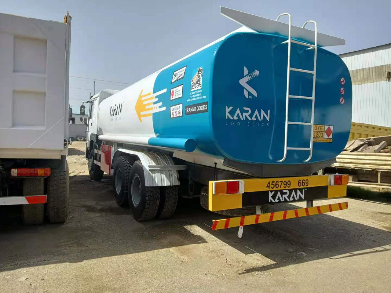SINOTRUK Howo 371 Fuel Tanker Click Here For DISCOUNT - Cisternové vozidlo: obrázek 3 SINOTRUK Howo 371 Fuel Tanker Click Here For DISCOUNT - Cisternové vozidlo: obrázek 3