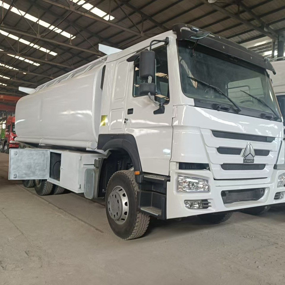 SINOTRUK Howo 371hp Fuel tanker - Cisternové vozidlo: obrázek 3 SINOTRUK Howo 371hp Fuel tanker - Cisternové vozidlo: obrázek 3