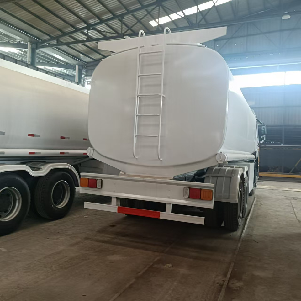 SINOTRUK Howo 371hp Fuel tanker - Cisternové vozidlo: obrázek 5 SINOTRUK Howo 371hp Fuel tanker - Cisternové vozidlo: obrázek 5