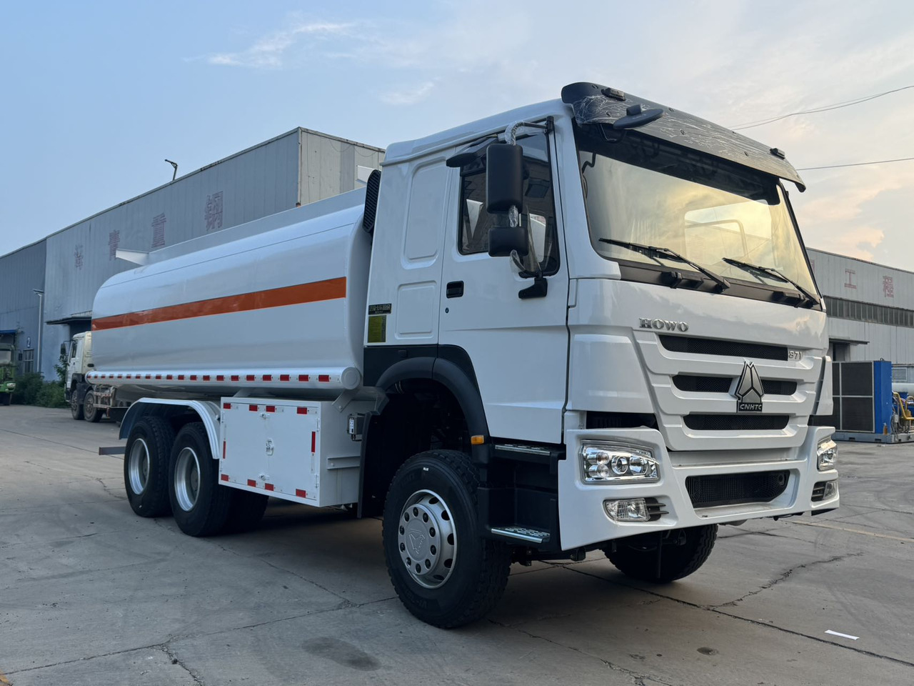 SINOTRUK Howo Fuel Tanker Click Here For DISCOUNT - Cisternové vozidlo: obrázek 1 SINOTRUK Howo Fuel Tanker Click Here For DISCOUNT - Cisternové vozidlo: obrázek 1