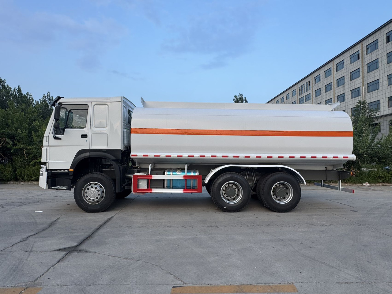 SINOTRUK Howo Fuel Tanker Click Here For DISCOUNT - Cisternové vozidlo: obrázek 3 SINOTRUK Howo Fuel Tanker Click Here For DISCOUNT - Cisternové vozidlo: obrázek 3