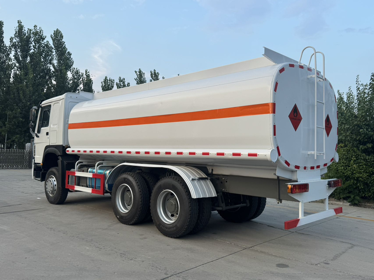 SINOTRUK Howo Fuel Tanker Click Here For DISCOUNT - Cisternové vozidlo: obrázek 2 SINOTRUK Howo Fuel Tanker Click Here For DISCOUNT - Cisternové vozidlo: obrázek 2