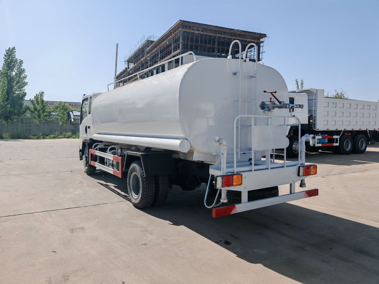 SINOTRUK Howo Water Tanker Click Here For DISCOUNT - Cisternové vozidlo: obrázek 4 SINOTRUK Howo Water Tanker Click Here For DISCOUNT - Cisternové vozidlo: obrázek 4