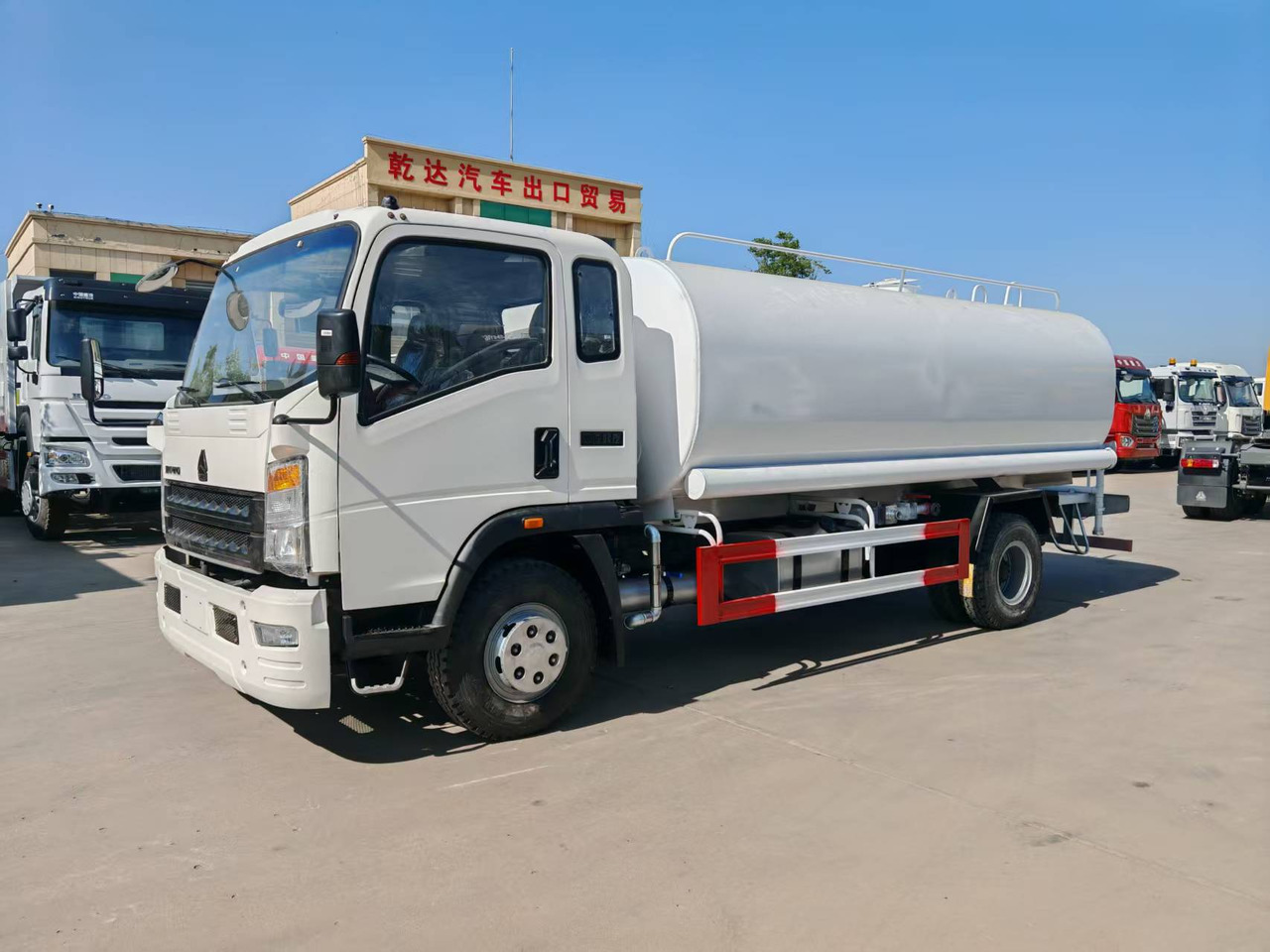 SINOTRUK Howo Water Tanker Click Here For DISCOUNT - Cisternové vozidlo: obrázek 2 SINOTRUK Howo Water Tanker Click Here For DISCOUNT - Cisternové vozidlo: obrázek 2