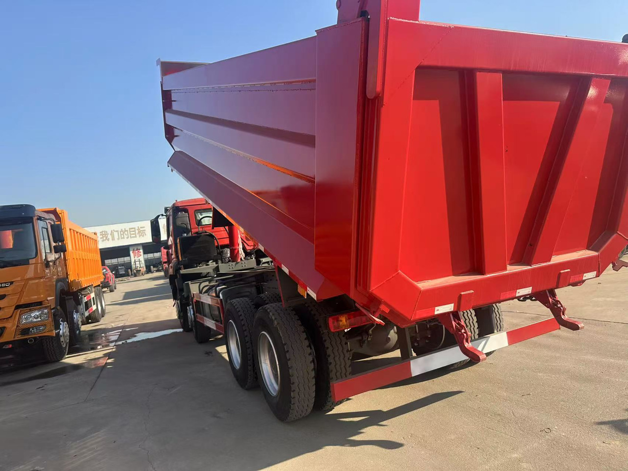 SINOTRUK Nx 8X4 - Sklápěč: obrázek 3 SINOTRUK Nx 8X4 - Sklápěč: obrázek 3
