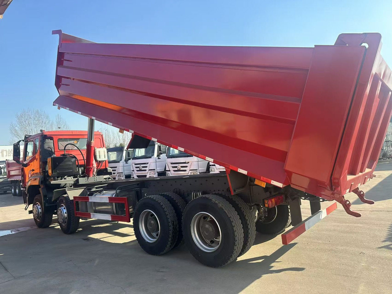 SINOTRUK Nx 8X4 - Sklápěč: obrázek 4 SINOTRUK Nx 8X4 - Sklápěč: obrázek 4