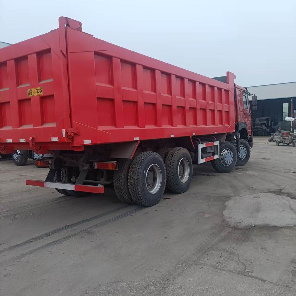 SINOTRUK howo 8x4 - Sklápěč: obrázek 4 SINOTRUK howo 8x4 - Sklápěč: obrázek 4