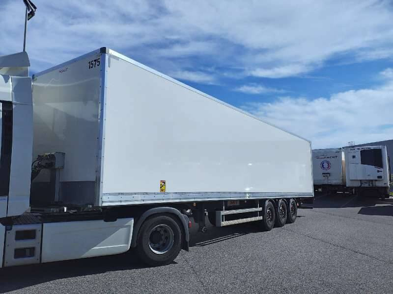 Semi-remorque 3 Essieux SEMI RECONDITONNEE -38 TONNES PORTE RELEVANTE - Skříňový návěs: obrázek 2 Semi-remorque 3 Essieux SEMI RECONDITONNEE -38 TONNES PORTE RELEVANTE - Skříňový návěs: obrázek 2