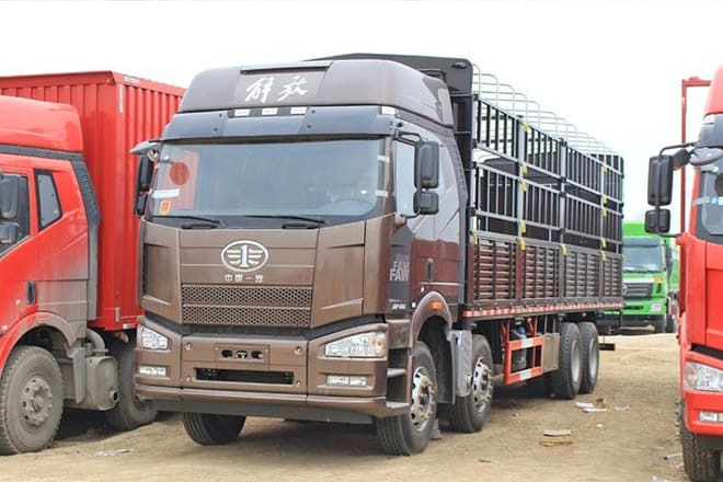 FAW FAW J6P Livestock Truck for Sale in Uganda - Přepravník zvířat: obrázek 1 FAW FAW J6P Livestock Truck for Sale in Uganda - Přepravník zvířat: obrázek 1