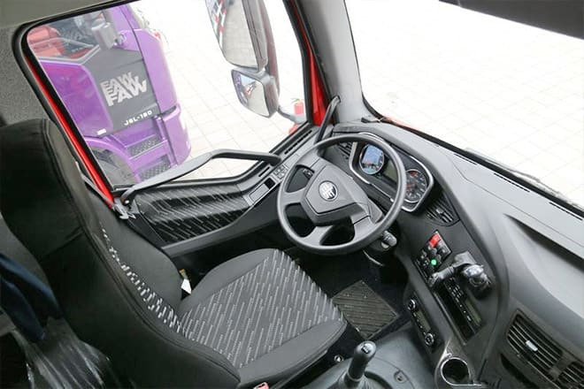 FAW Faw J6P Box Truck 4X2 for Sale in Sierra Leone - Skříňový nákladní auto: obrázek 4 FAW Faw J6P Box Truck 4X2 for Sale in Sierra Leone - Skříňový nákladní auto: obrázek 4