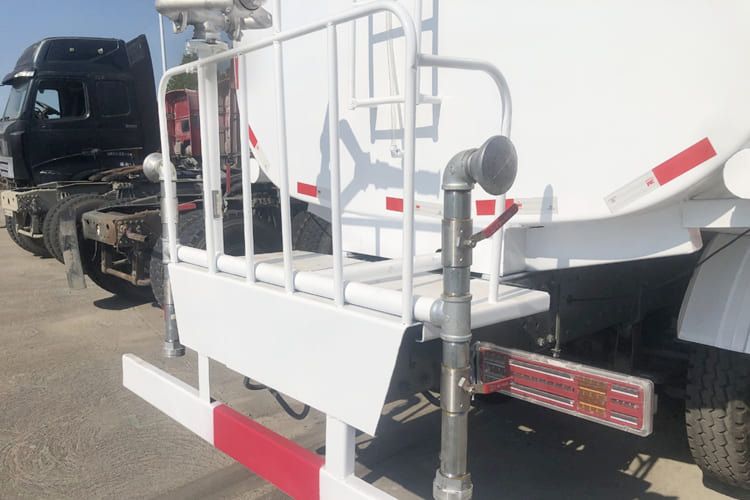Howo Water Tanker Truck for Sale in Guyana - Cisternové vozidlo: obrázek 4 Howo Water Tanker Truck for Sale in Guyana - Cisternové vozidlo: obrázek 4