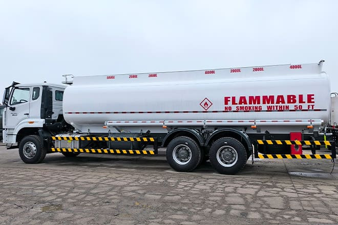 SINOTRUK Howo 380 Petrol Tanker Truck Price for Sale in Sierra Leone - Cisternové vozidlo: obrázek 2 SINOTRUK Howo 380 Petrol Tanker Truck Price for Sale in Sierra Leone - Cisternové vozidlo: obrázek 2