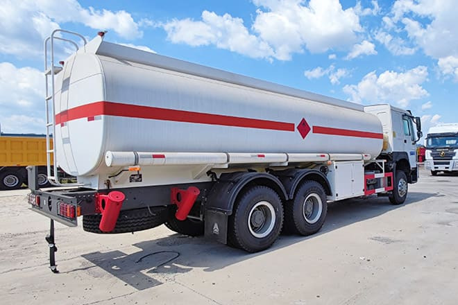 SINOTRUK Howo 400 Diesel Tanker Truck for Sale in Nigeria - Cisternové vozidlo: obrázek 4 SINOTRUK Howo 400 Diesel Tanker Truck for Sale in Nigeria - Cisternové vozidlo: obrázek 4