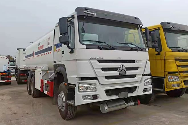 SINOTRUK Howo 6X4 Oil Truck Price for Sale in Djibouti - Cisternové vozidlo: obrázek 1 SINOTRUK Howo 6X4 Oil Truck Price for Sale in Djibouti - Cisternové vozidlo: obrázek 1