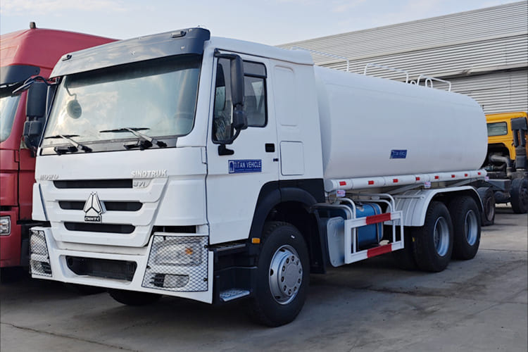 SINOTRUK Water Sprinkler Tanker for Sale in Malawi - Cisternové vozidlo: obrázek 2 SINOTRUK Water Sprinkler Tanker for Sale in Malawi - Cisternové vozidlo: obrázek 2