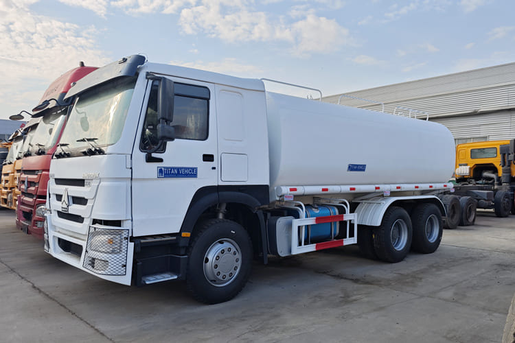 SINOTRUK Water Sprinkler Tanker for Sale in Malawi - Cisternové vozidlo: obrázek 1 SINOTRUK Water Sprinkler Tanker for Sale in Malawi - Cisternové vozidlo: obrázek 1