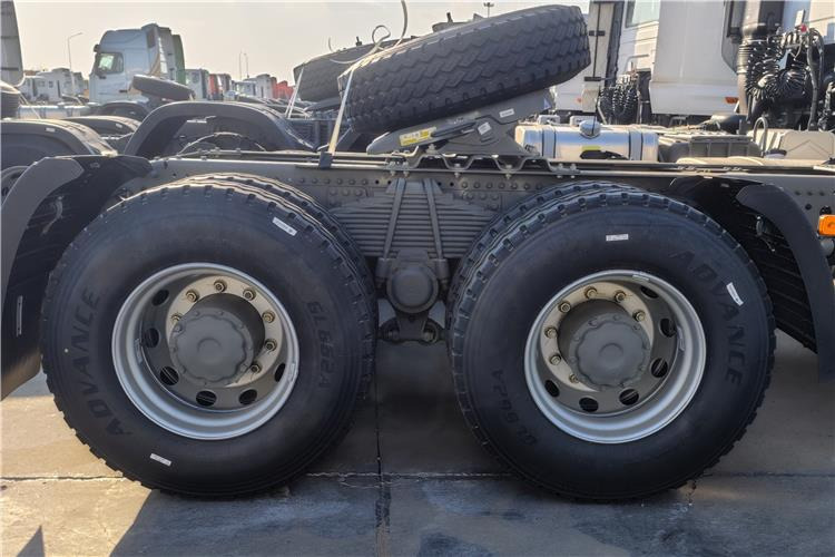 SINOTRUK Howo NX Truck Tractor 6x4 380hp Price for Sale In Tanzania - Tahač: obrázek 5 SINOTRUK Howo NX Truck Tractor 6x4 380hp Price for Sale In Tanzania - Tahač: obrázek 5