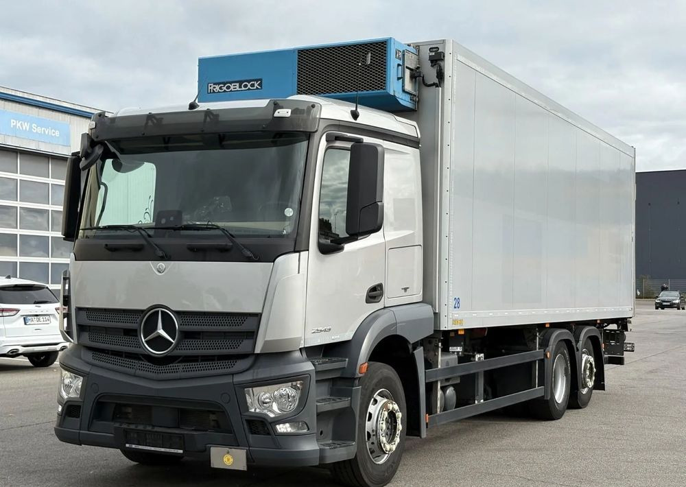 Mercedes-Benz Actros 2543 6x2 chłodnia izoterma 18 palet oś skrętna - Chladírenský nákladní automobil: obrázek 1 Mercedes-Benz Actros 2543 6x2 chłodnia izoterma 18 palet oś skrętna - Chladírenský nákladní automobil: obrázek 1